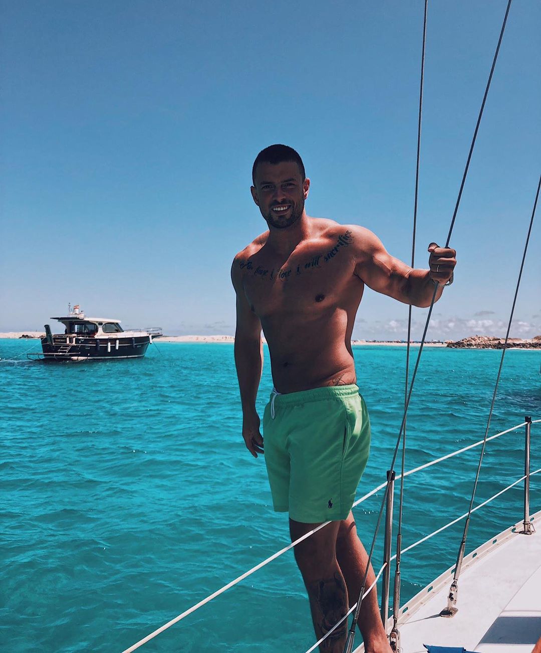 Marco Costa mostra uma das poucas fotografias que tem com ...