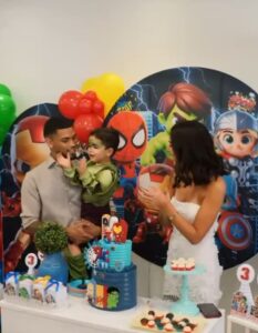 Sara Jesus com o filho, Santiago, e com o ex, pai do menino