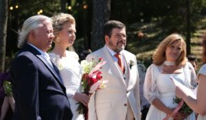 Casados à Primeira Vista: Famosa cantora internacional estava no mesmo avião de Quinita, Paula e Carlos